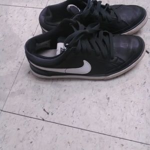 Boys/girls nikes size 6.5